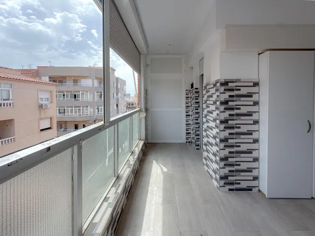 Amplio apartamento completamente reformado + Gran terraza y Piscina comunitaria (160 mts playa) — 25