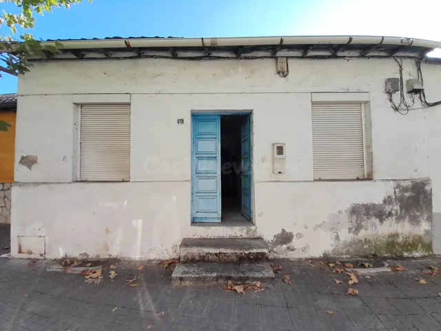 CASA CON PATIO PARA RESTAURAR EN FLORES DEL SIL. 25.000 € NE