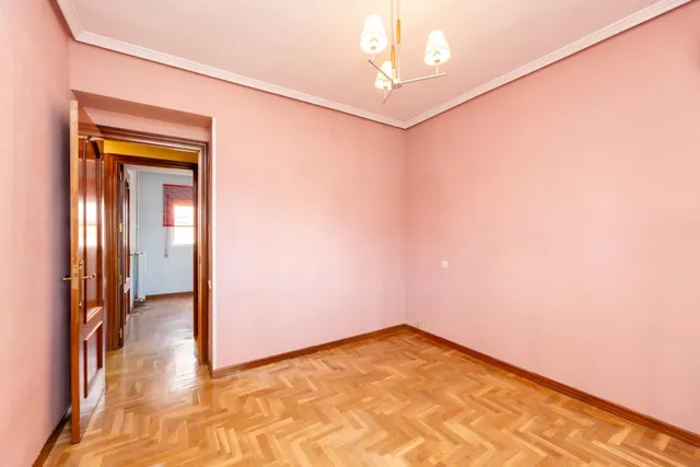 Piso amplio con 4 habitaciones y luminoso con terraza en zona tranquila y ajardinada. — 13