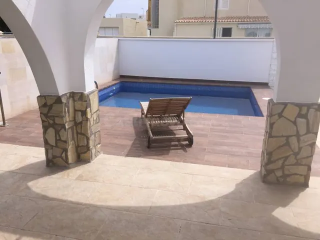 Chalet, en planta baja, con pisicina privada, a 150 m de la  - foto 2