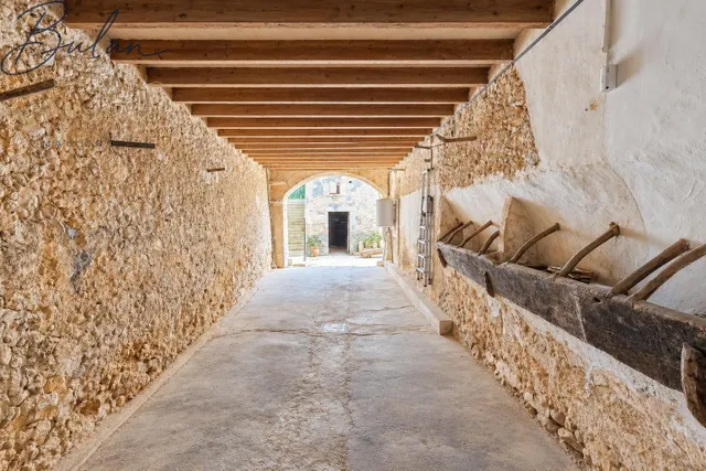 Casa señorial a reformar con bodegas, gran patio y garaje en Consell — 17