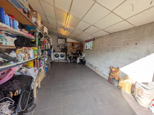 CHALET CON PISCINA EN URBANIZACIÓN — 48