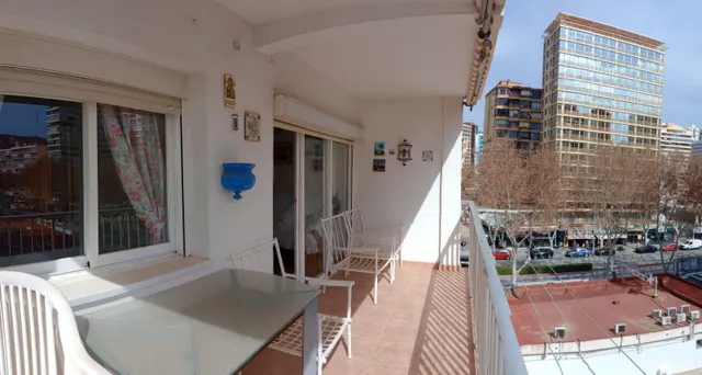 Amplio piso con vistas al mar y 4 dormitorios en 1 Línea playa Levante. — 11