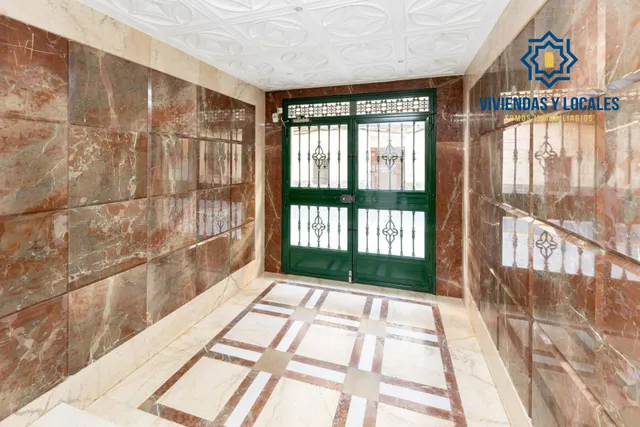 Venta de piso de 4 dormitorios y 2 baños en Granada (Zona Centro) — 24