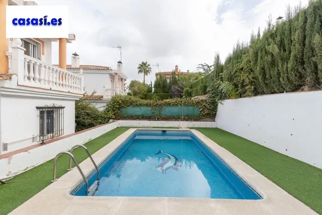 Casa independiente con piscina en La Zubia. — 37