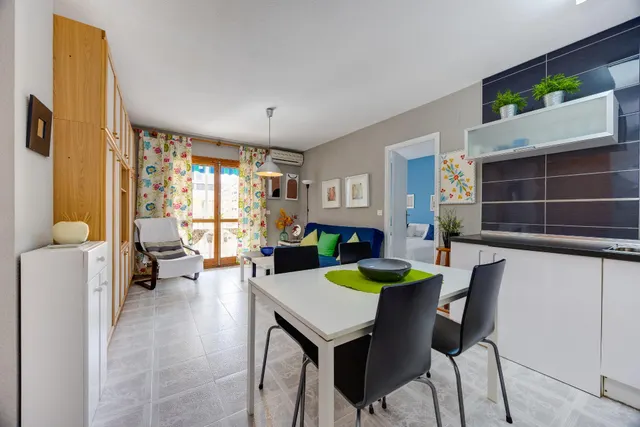 Apartamento semi reformado con orientación sur, vistas laterales al mar y piscina comunitaria. — 11