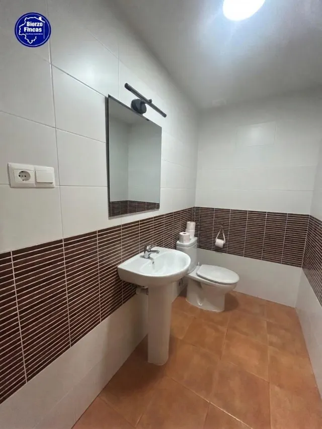 **se vende adosado en ardoncino, León** — 16