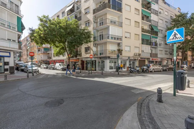 ¡Gran oportunidad de inversión en el Zaidín! — 24