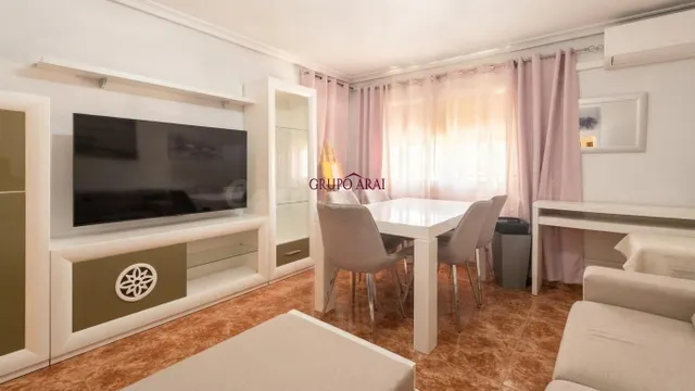 Amplio piso de 90 m2 con balcón y 3 habitaciones en Virgen d - foto 2