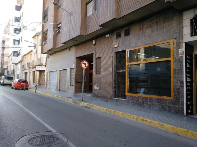 LOCAL COMERCIAL MUY CENTRICO CON ACCESO A DOS CALLES — 8