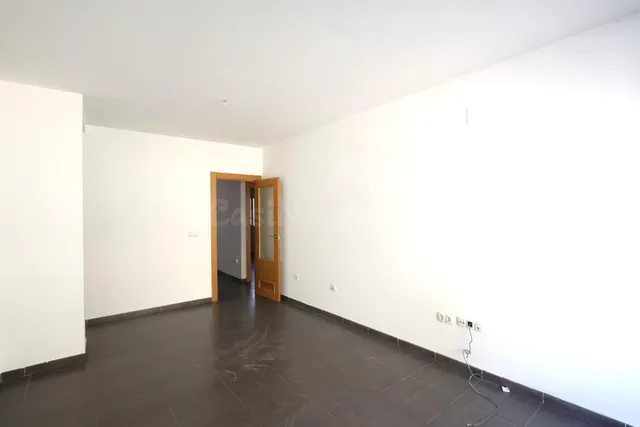 Piso bajo en pleno centro de Cúllar Vega con garaje incluido - foto 5