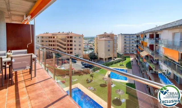 Luminoso ático con terraza, piscinas, parking y trastero en  - foto 4