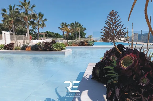 ÁTICO  EXCLUSIVO EN PRIMERA LÍNEA DE PLAYA CON TERRAZA Y VISTAS PANORÁMICAS! PLAZA DE GARAJE Y TRASTERO OPCIONALES! — 2