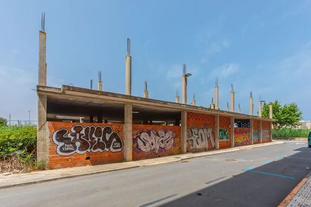 Edificio en obra parada en Llandells (Peñíscola) con proyecto para 39 viviendas y locales — 7