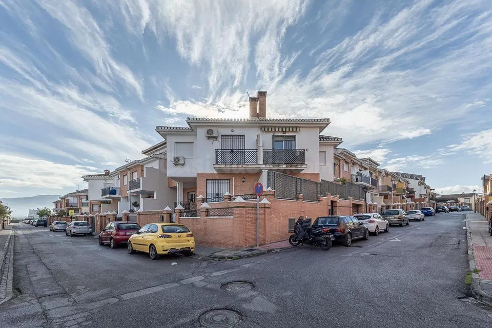 Encanto, luz y calidad de vida en Ogíjares, a un paso de Granada Vendemos esta casa