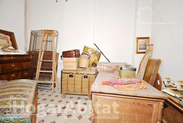 Amplia casa esquinera con terraza y trastero en el centro — 24
