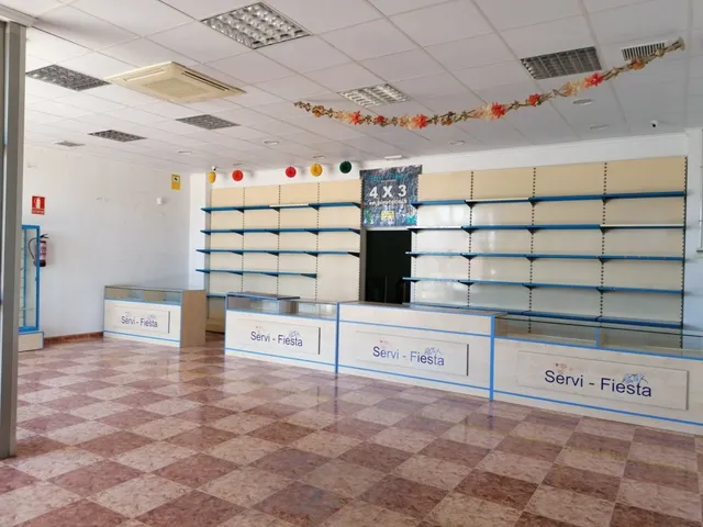 LOCAL COMERCIAL CONSTRUIDO EN NAVE DE 540 METROS CON LICENCIA DE APERTURA EN USO — 7