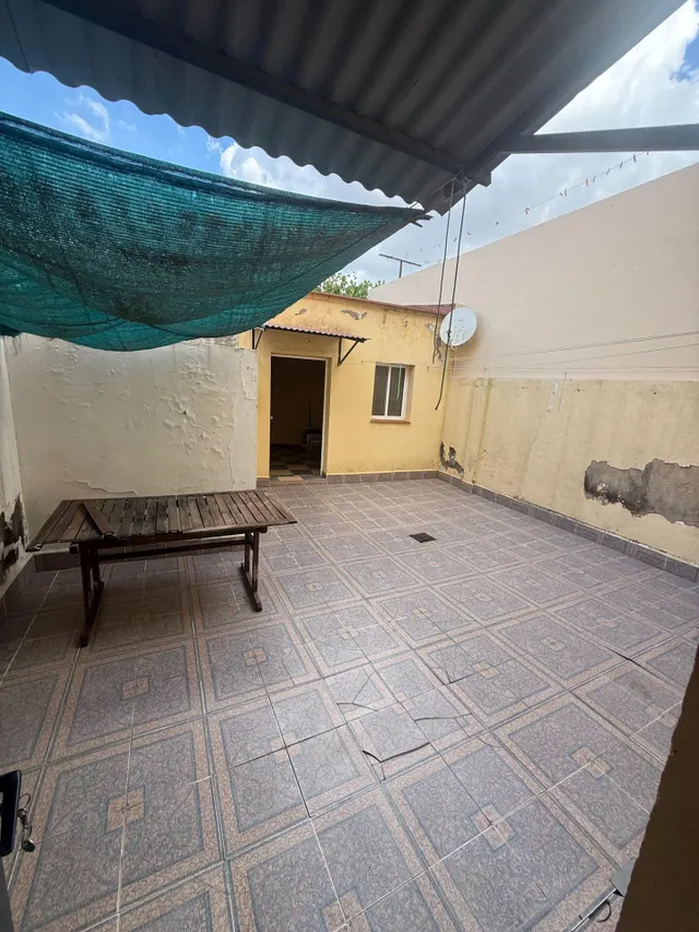 Casa adosada con terraza delantera, patio y 4 dormitorios — 12
