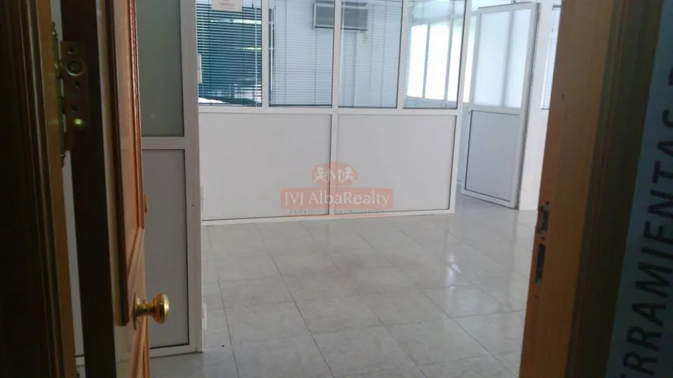 SE ALQUILA ENTREPLANTA PARA OFICINAS DE 80 mts