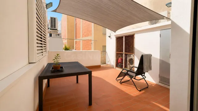 Casa con dos viviendas independientes y garaje en Llançà