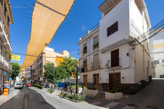 Casa para reformar en el centro de Lanjarón con gran potenci - foto 3