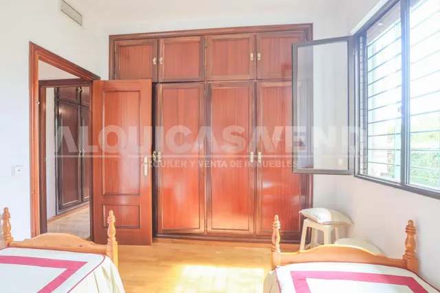 Exclusiva villa de lujo en Simón Verde: 1.150 m2 de parcela privada, gran piscina y bodega, a un paso de Sevilla. — 32