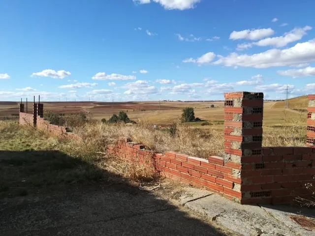 SE VENDE SOLAR DE 350 M2 EN CASTILFALÉ, A 10 MINUTOS DE VALENCIA DE DON JUAN. — 4