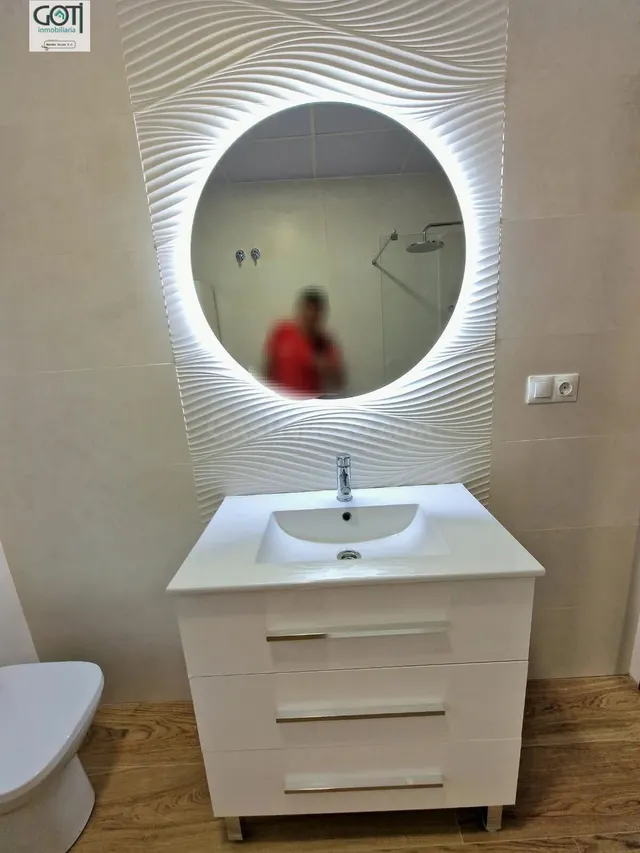 Amplio y Luminoso Piso en el Corazón de Granada por €900 — 3