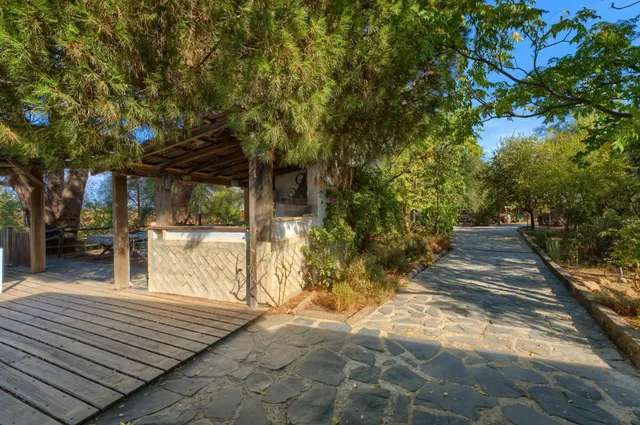 Chalet independiente de una planta con apartamento, piscina y parcela urbana de 2.800 m2 — 45