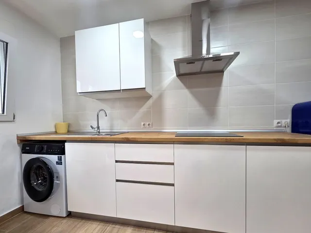 Piso a estrenar de 2 dormitorios con parking, luz y agua incluidas – 1.200 €/mes — 12