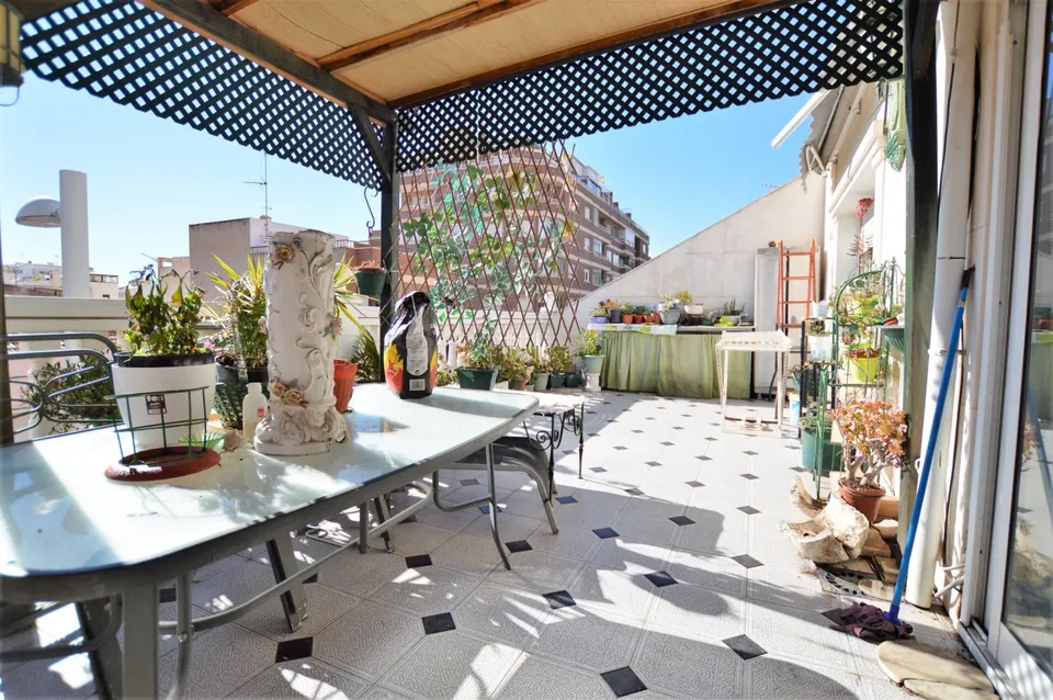 CASA DE TRES PLANTAS CON LOCAL JUNTO A PARQUE EN EL CENTRO DE ELDA