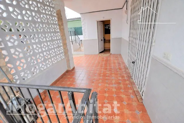 ¡Magnífico chalet! Amplio y lleno de luz, con piscina, terraza, garaje y parcela — 38