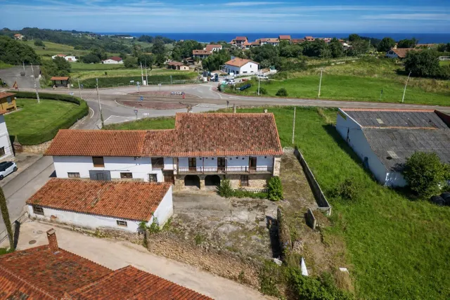 CONJUNTO DE EDIFICACIONES CON TERRENO URBANO EN LA REVILLA. - foto 3