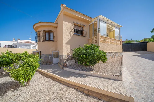 Villa independiente de 3 dormitorios con vivienda adicional  - foto 4