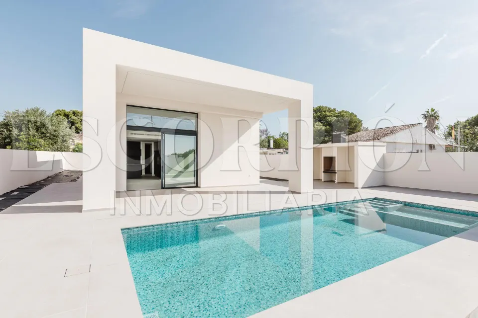 Fantástico chalet nuevo a estrenar en venta en Urbanización La Sima
