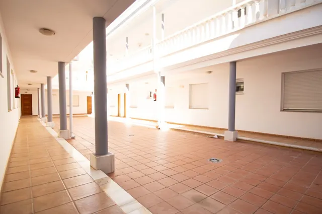 VIVIENDA TOTALMENTE AMUEBLADA CON PATIO INTERIOR - foto 5