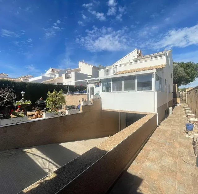 PRECIOSO CHALET DE 3 DORMITORIOS A 700 METROS DEL MAR CON PI - foto 2