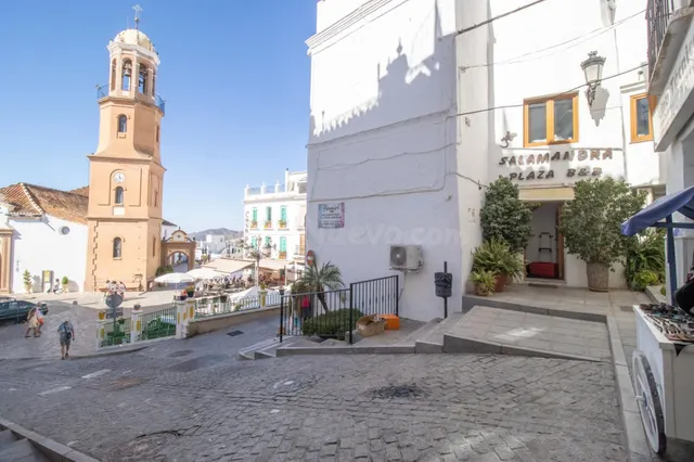 AMPLIA CASA ADOSADA CON GRAN POTENCIAL, 2 LOCALES, EXCELENTE - foto 3