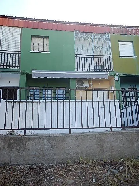 SE VENDE CASA OKUPADA en Calle Angel Ganivet Nº 7 Badajoz (B