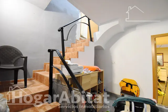 Casa luminosa y esquinera con balcón y dos terrazas, toda amueblada, en el centro — 22