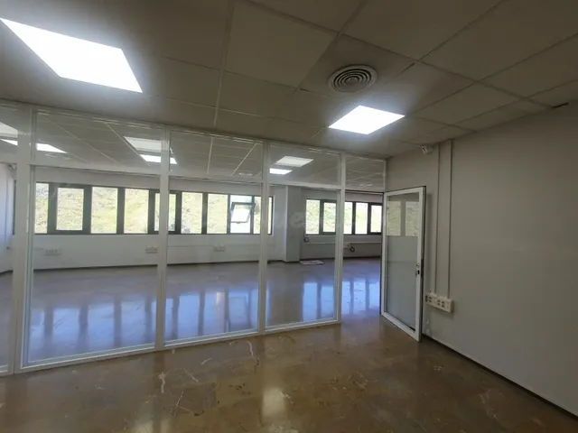 MAGNÍFICAS OFICINAS DISPONIBLES A 800 METROS DE PARADA DE ME - foto 2