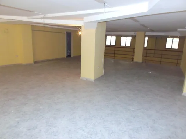 Se alquila local comercial con mucha fachada, muy cerca de El Corte Inglés y Parque Ribalta, frente — 15