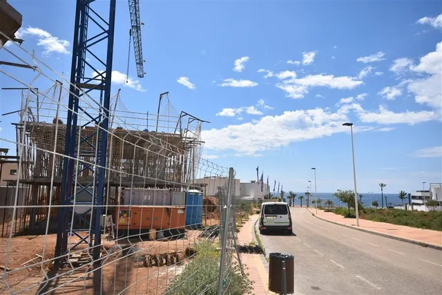 Viviendas a sólo 200 metros de la playa en Puerto de Mazarró - foto 2