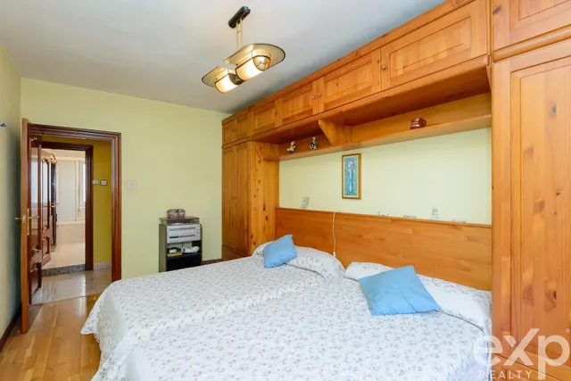 Piso de 3 habitaciones en Oviedo – cocina independiente y excelente potencial — 24