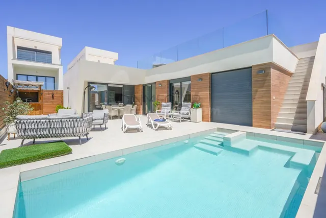 Chalet moderno de 4 dormitorios en Benijófar