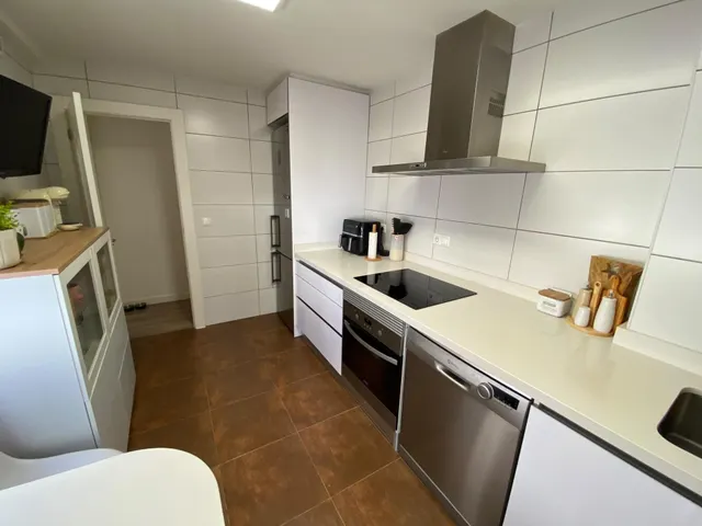 Ático de 3 Dormitorios y 2 Baños con Terraza privada en zona Sector V, Elche. — 11