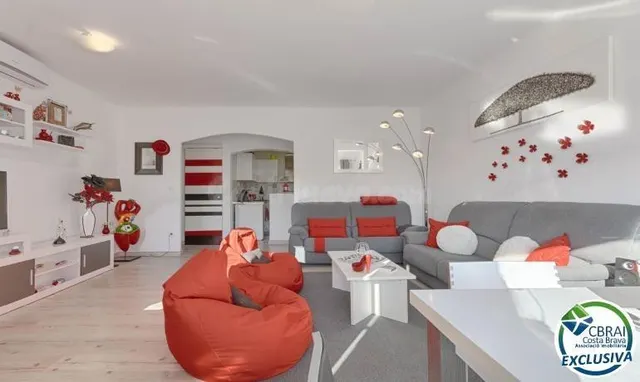 Modernidad en el Corazón de Roses: Tu Hogar a un Paso del Ma - foto 5