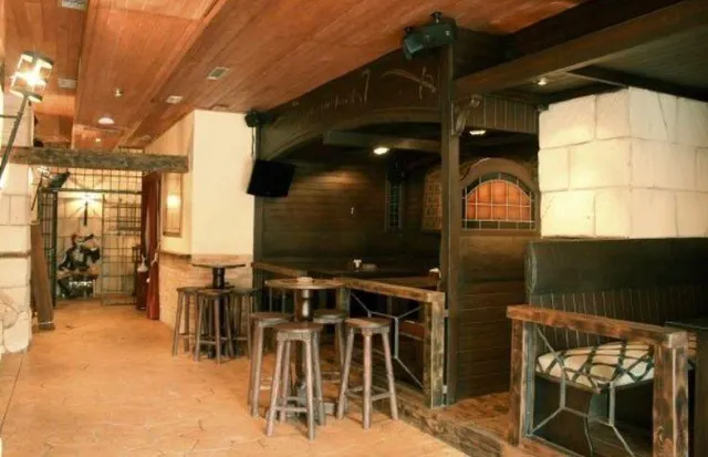 "Crea un ambiente acogedor y atractivo con nuestro bar de madera hecho a medida" — 2