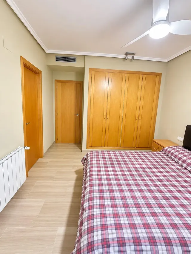 Chalet pareado de 5 habitaciones con jardín, piscina y terrazas en Paterna — 17