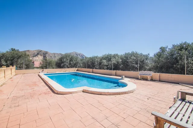 ¡chalet con piscina y gran parcela en Redován! — 2